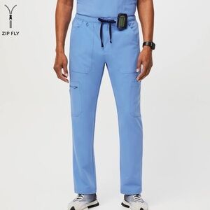 FIGS Men’s Cairo Cargo Scrub Pant in Ceil Blue with Short Inseam (NWT)